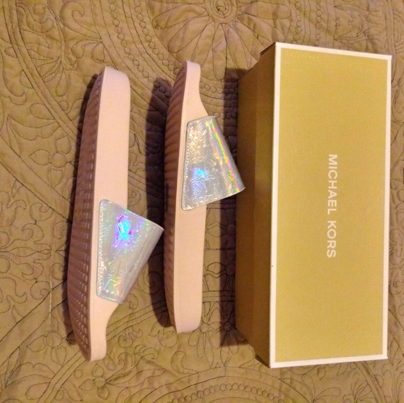 Michael Kors Gilmore Slides - Picture 3 of 10